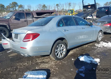 2020 Mercedes-Benz E 350 4Matic z USA, uszkodzony, nr VIN WDDZF8EB6LA719109